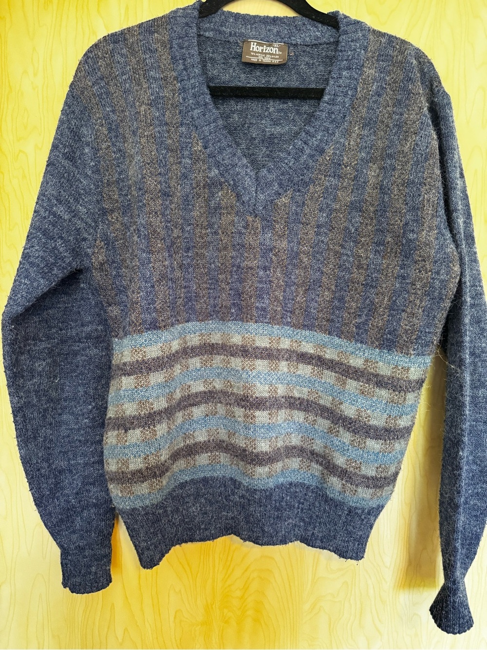 Vintage Men's Blue V-Neck Striped Sweater